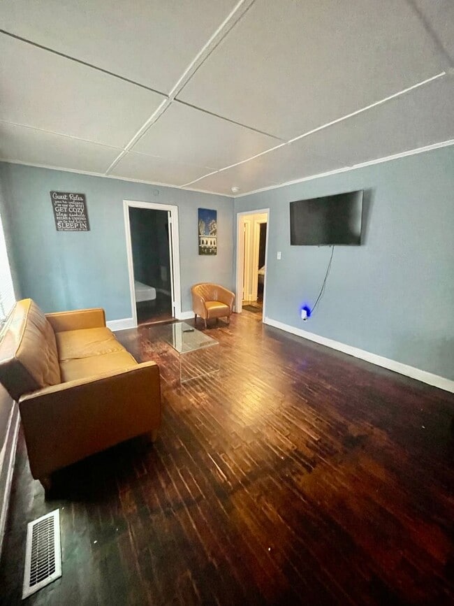 Building Photo - Welcome to this stunning 5-bedroom, 2-bath...