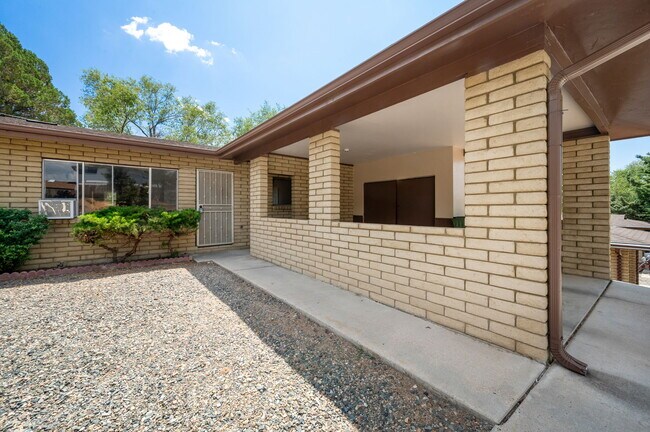 Building Photo - 205 E Aubrey St