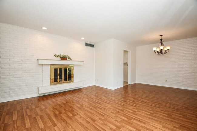Building Photo - 2824 Briarhurst Dr