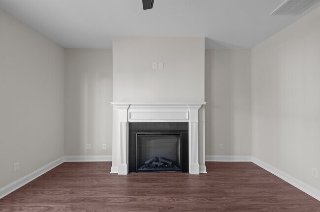 Building Photo - 4400 Laurel Rdg Dr
