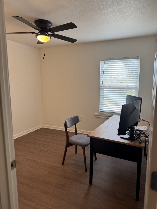 Building Photo - 5607 Collins Rd