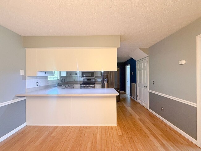 Building Photo - Sunroom, 2-Car Garage & Lawn Care Included | Pet-Friendly Cookeville Home