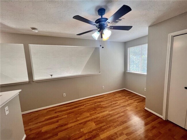 Building Photo - 5305 Summer Cir