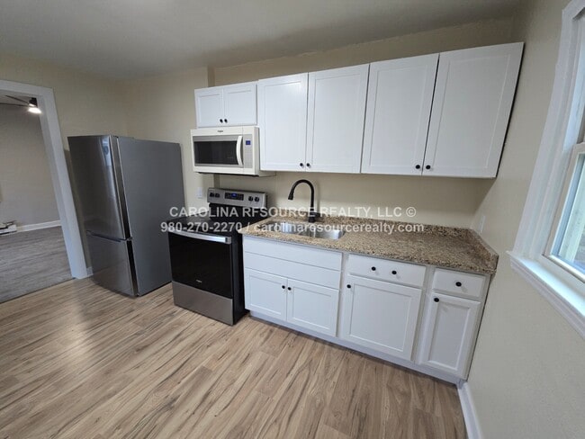 Building Photo - 638 Miller St