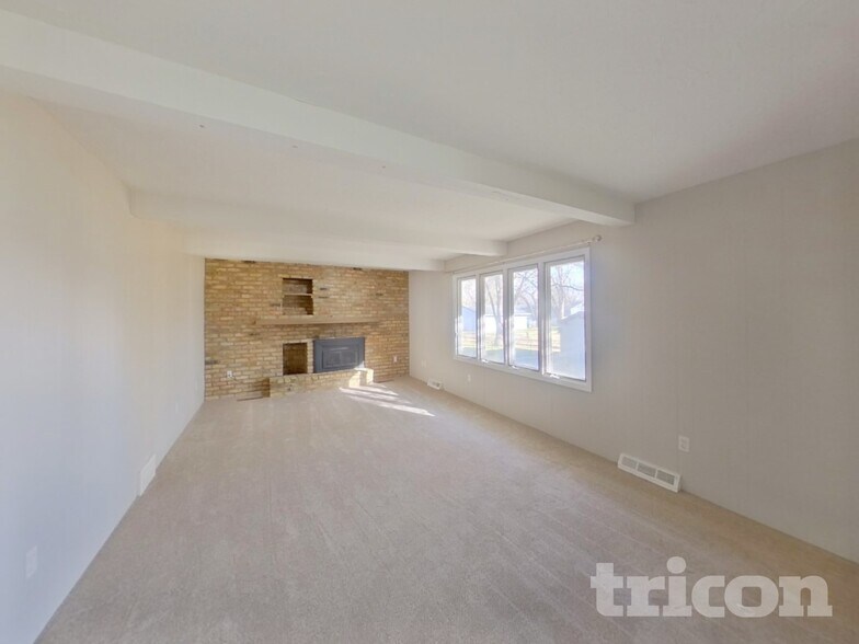 Building Photo - 931 Market St S