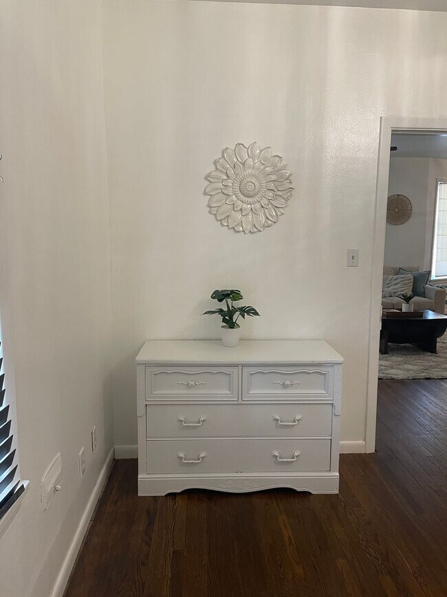 Building Photo - Great short term stay property! Nightly to monthly stays available!!