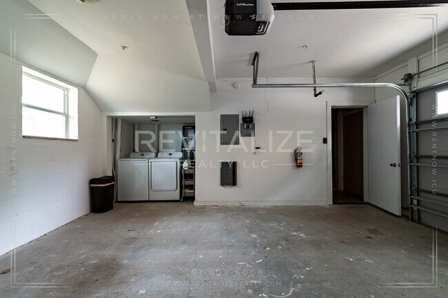 Building Photo - Fully Furnished Townhome w/ Private Garage