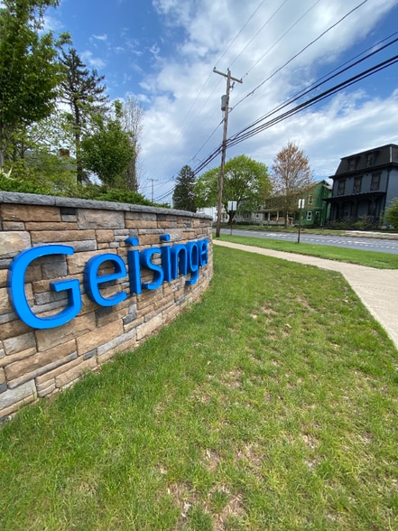 Building Photo - 738 Bloom Rd