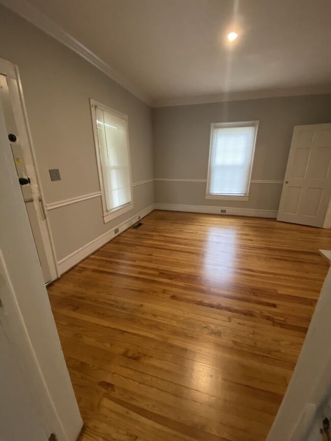 Building Photo - Must see this Adorable 2 bedroom 1 bath ho...