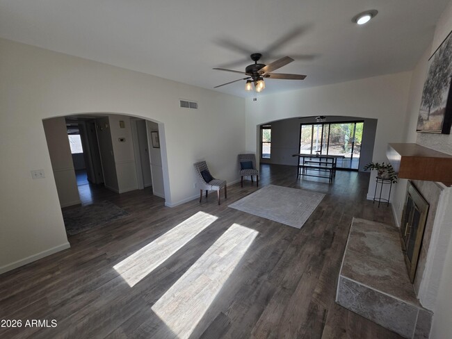 Building Photo - 6614 E Juniper Ave