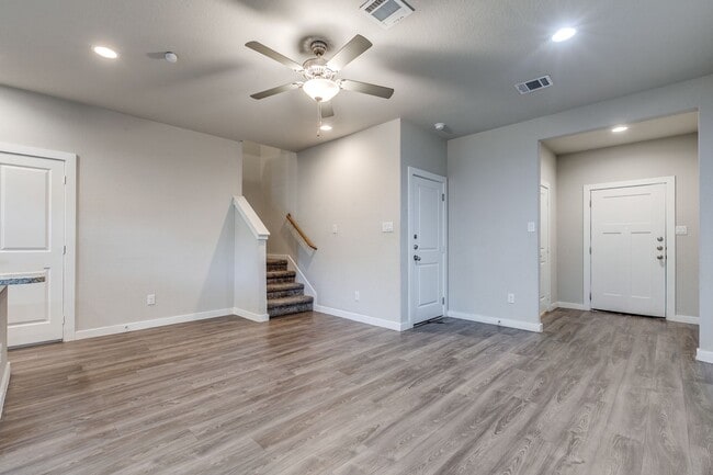 Building Photo - 3-BEDROOM TOWNHOME-STYLE DUPLEX