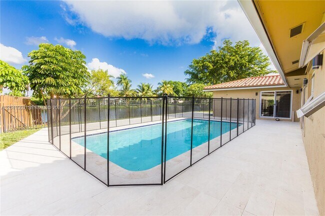 Building Photo - 16641 Royal Poinciana Dr