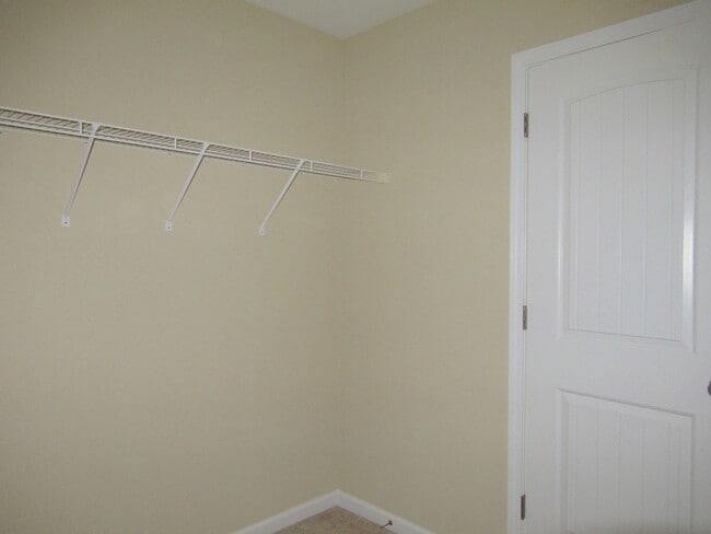 Building Photo - Three Bedroom Townhome in Richlands Close to Everything!!