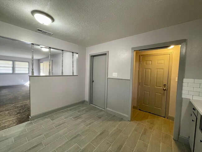 Building Photo - 4540 Beaumont Dr