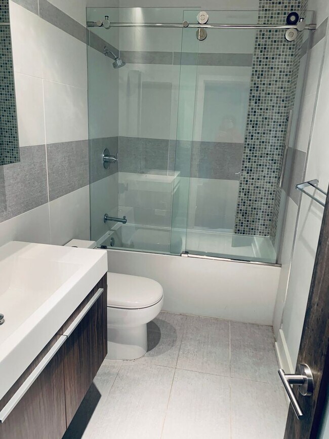 Building Photo - 1210 Chestnut St