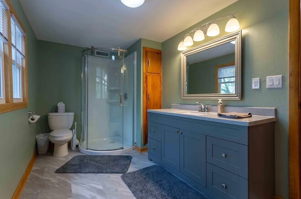 2nd floor full bath - 1215 Mount Pleasant St