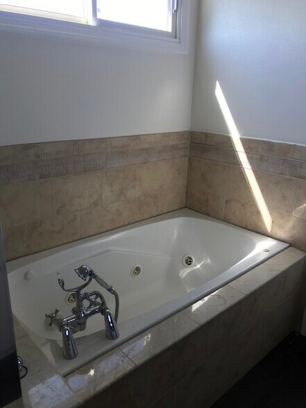 Building Photo - 1927 Fremont Ave