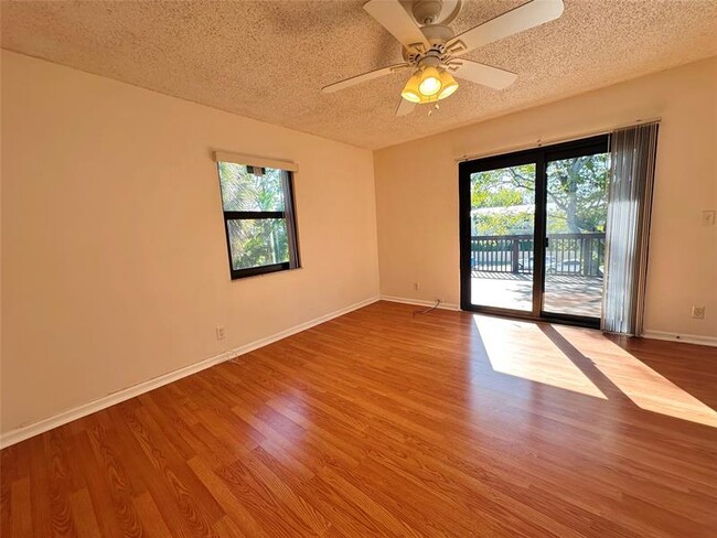 Building Photo - 444 Pine Cir