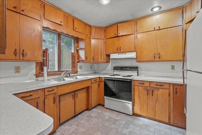 Building Photo - 4 Bedroom 2 Bath House in Cedar Falls walking distance to uni campus