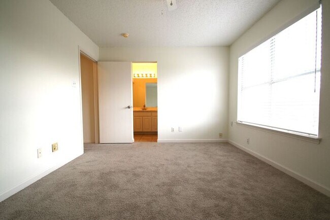 Building Photo - Upgraded 3BR Home | Granite Kitchen, High Ceilings & Gated Backyard | Minutes to Downtown Fort Worth