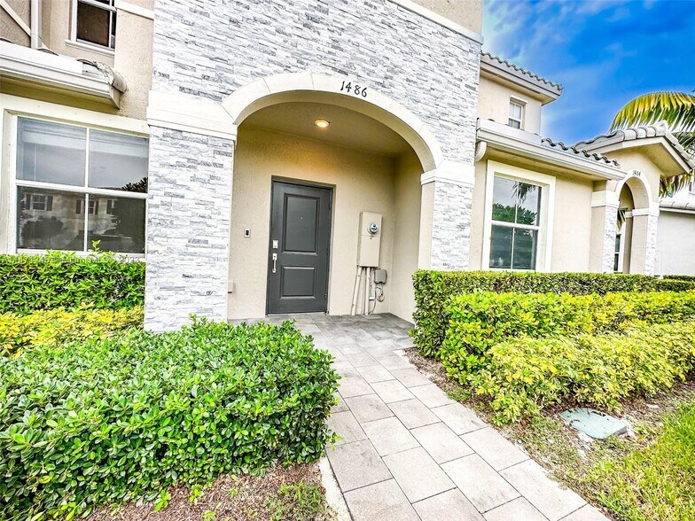 Primary Photo - 1486 SE 26th Ter