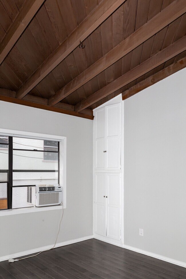 Building Photo - Townhome style apartments in up-and-coming...