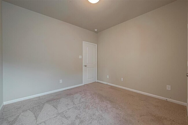 Building Photo - 8700 Laurel Crest Dr
