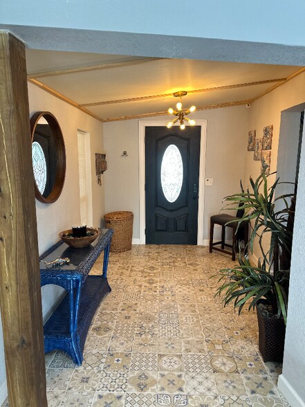 Building Photo - 1203 N Saturn Ave