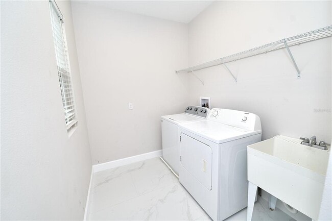 Building Photo - 13565 Fountainbleau Dr