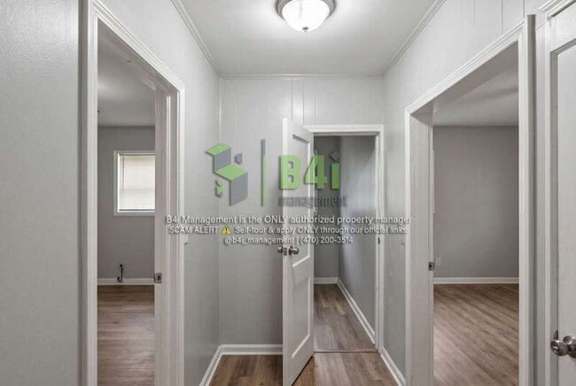 Building Photo - 909 E 8th St