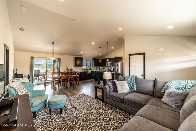 Building Photo - Beautiful home on 5 Acres