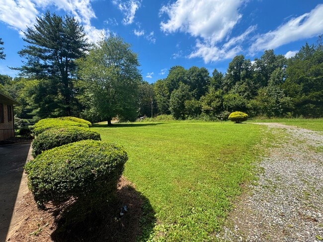 Building Photo - Rural Statesville - 3BR/1BA + Carport & Fu...