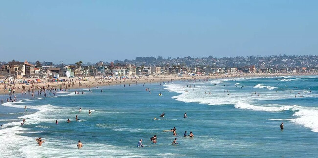 The Pacific Beach is just 20-mins away,take a swim or stroll along hotel bars & cafes. - 1738 Dahlia Ave