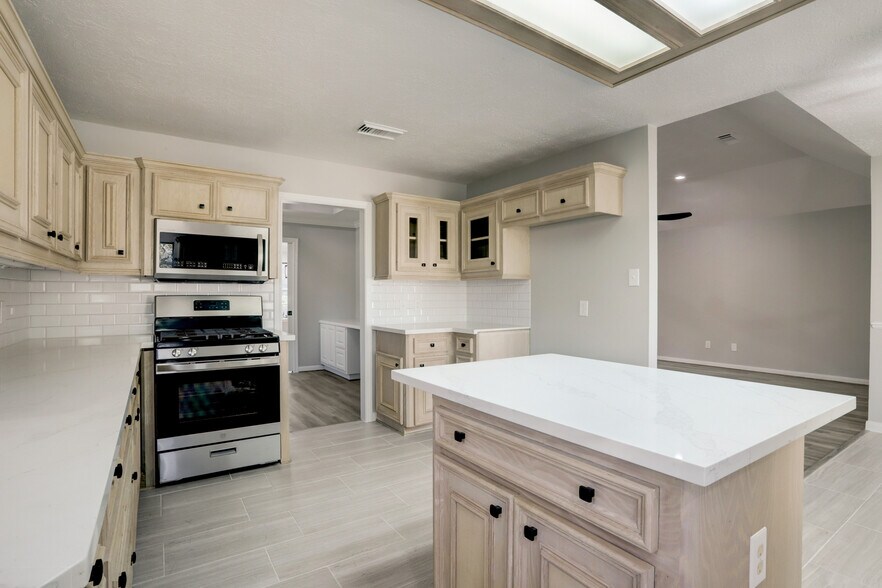 Building Photo - 7098 Shadow Lake Dr