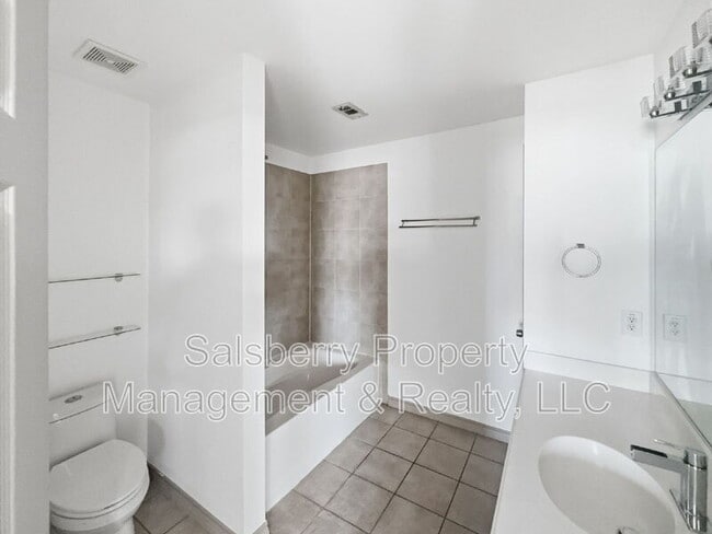 Building Photo - 3950 Seaside Ct