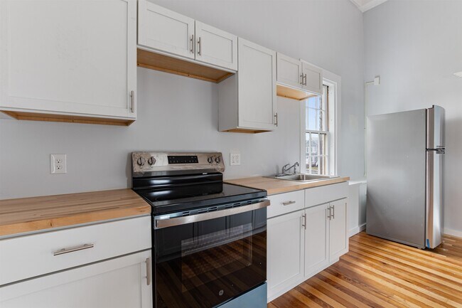 Building Photo - 109 Pleasant St