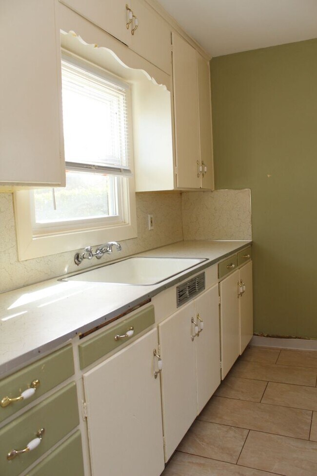 Building Photo - Super Cute 2 Bedroom Woodstock Bungalow wi...