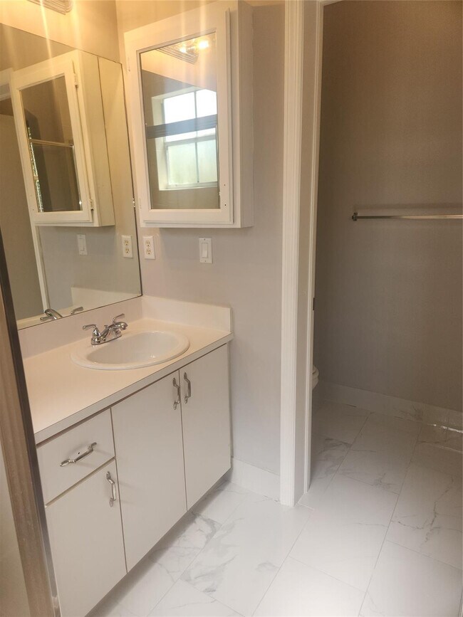 Building Photo - 4915 Tradewinds Ter