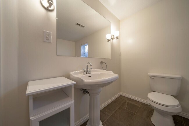 Building Photo - Spacious 4 Bed, 3 Bath Pet-Friendly Home w...
