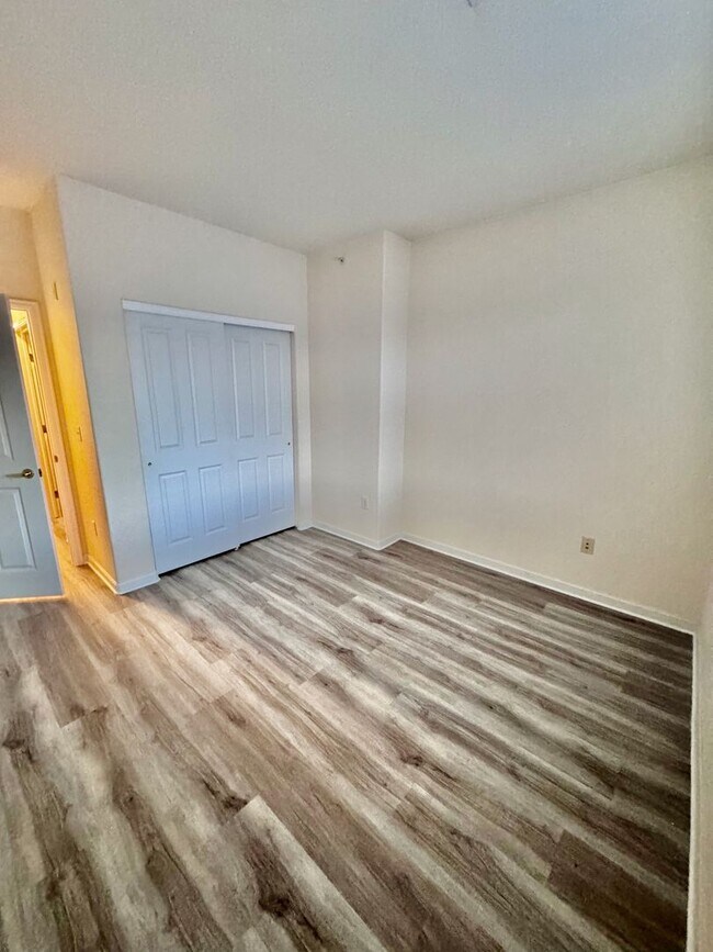 Building Photo - SW Littleton Top Floor Condo with Mountain Views!