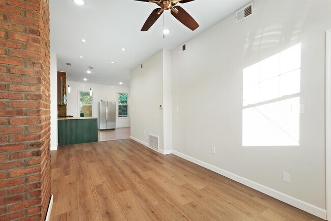 Building Photo - 17 Ravine Ave