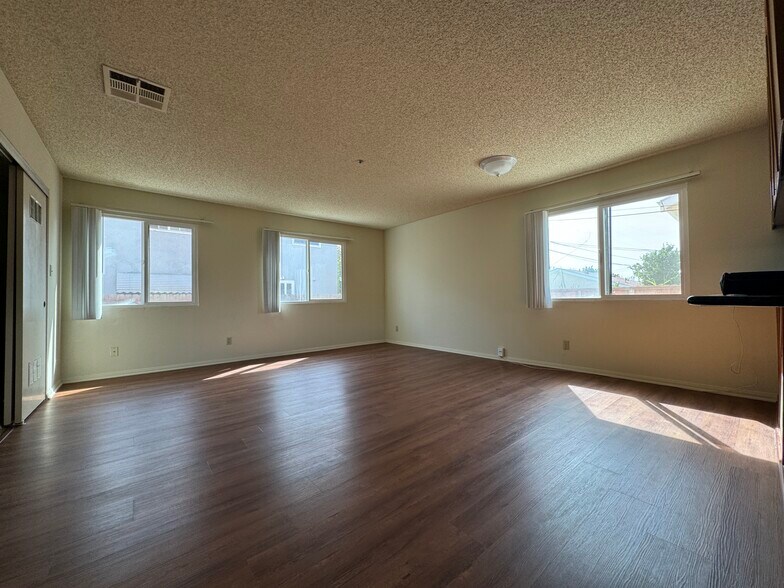 Building Photo - 918 W San Marino Ave