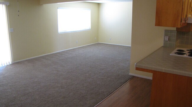 Building Photo - NOR 3 bedroom 2 bath