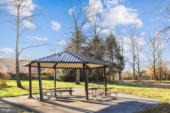 Building Photo - Spacious 1 Bedroom 1 Bath Loft Condo