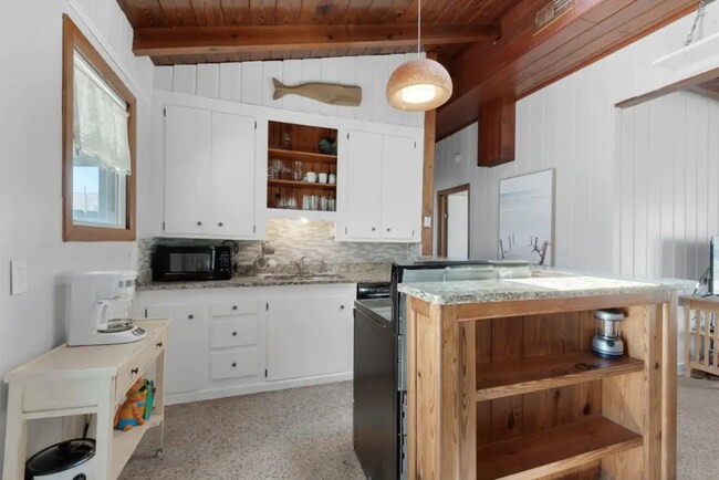 Building Photo - 303 Avenida 14