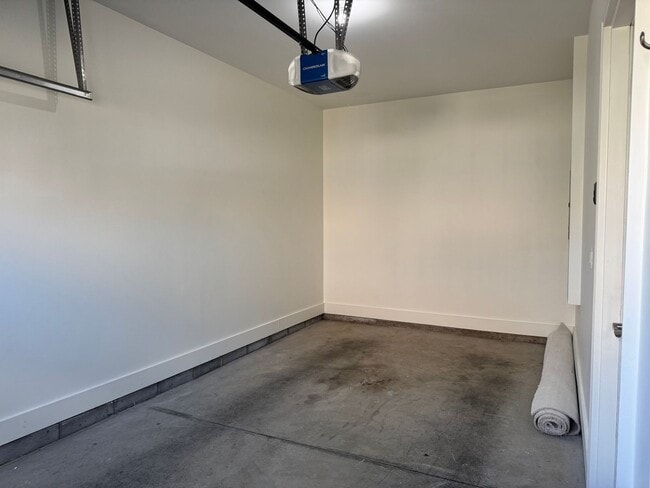 Building Photo - Beautiful 3BR Townhome in Franklin