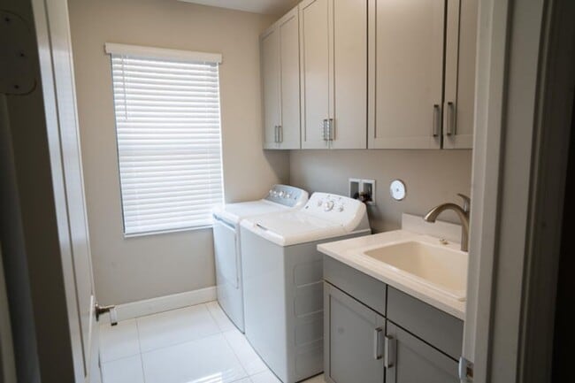 Building Photo - 8665 E Baypoint Cir