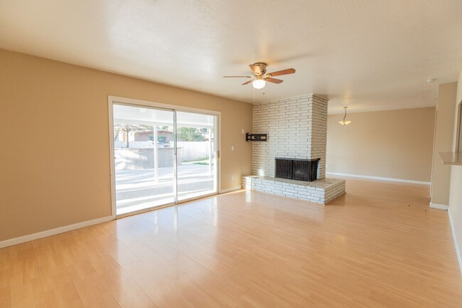 Building Photo - 5 BEDROOM, 2.5 BATH TEMPE HOME W/ 2 MASTER...