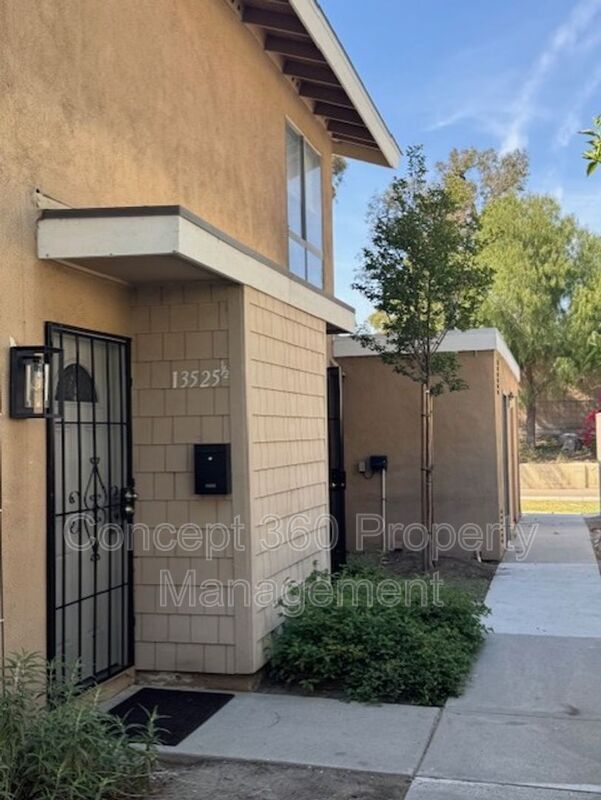 Building Photo - 13525 3/4-13524 Village Dr
