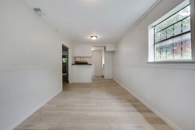 Building Photo - 618 Chickapoo Trce